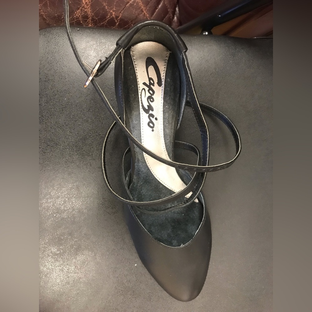 Cape ip black dance shoes size 8-9 new. Suede sole. Leather